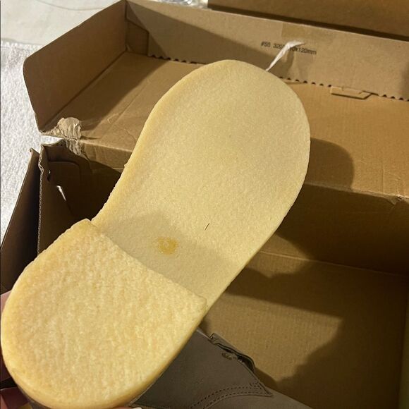 Clarks Men's Light Tan Chukka Boots - Picture 2 of 3